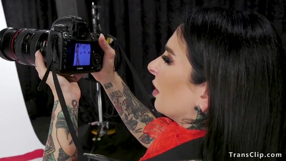 Tranny Fucks Alt Dark Hair Girl Photographer - Sheri Vi, Casey Kisses And J Mac