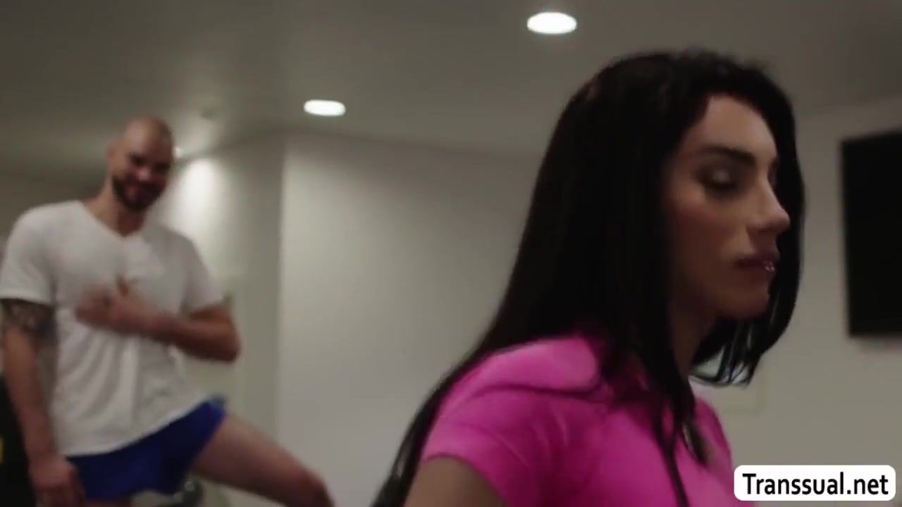 Muscle Man Analed Ts Goddess In The Gym