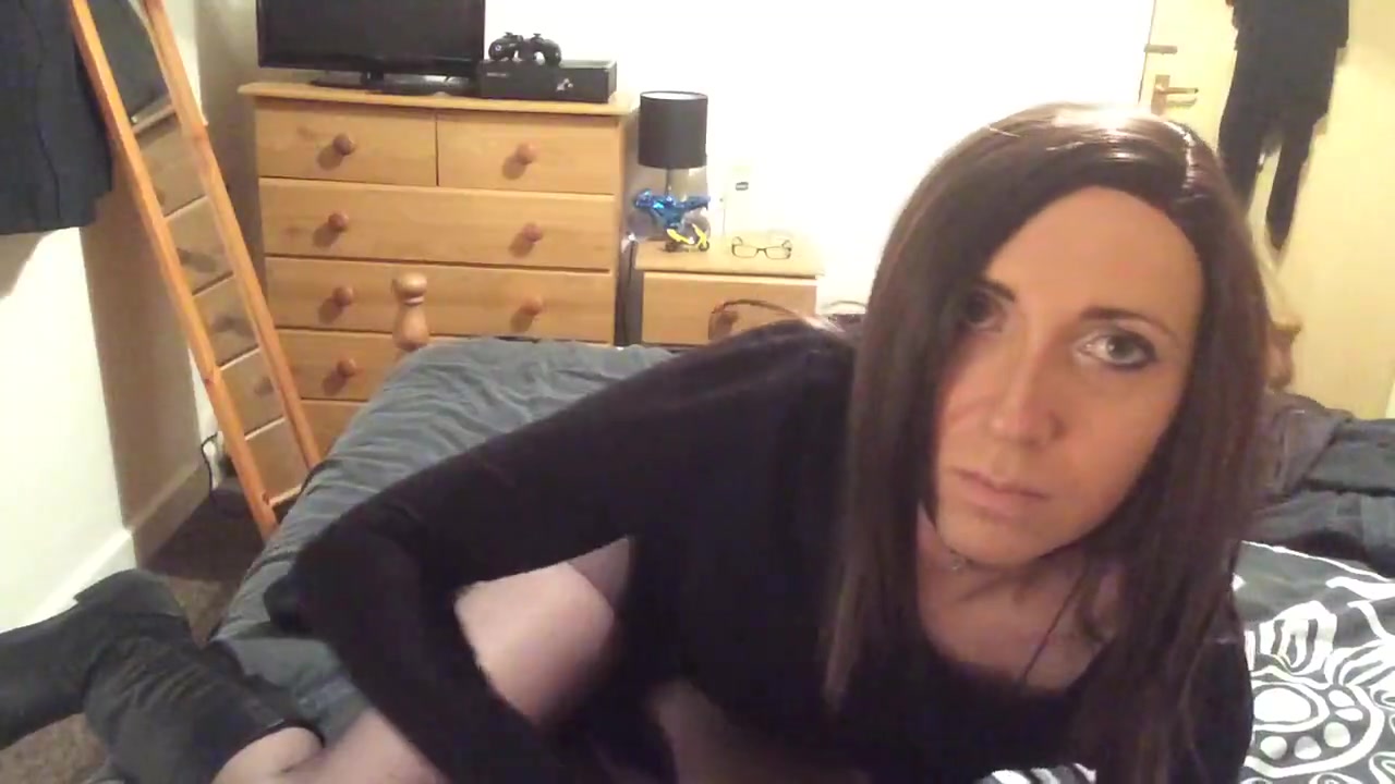 Crossdresser wanks in tights