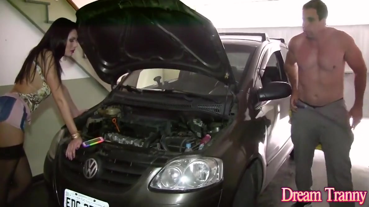 Graziela Cinturinha In Tranny Cals Him To Fix Her Car But Ends Up Fucked