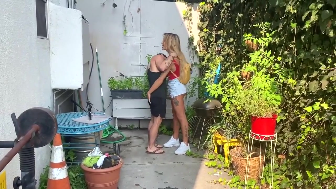 Ts Milf Fucking A Bodybuilder In The Garden And Cums In His Mouth