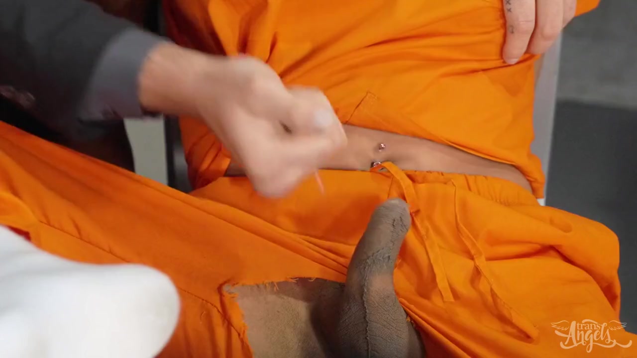 Kinky Guy Blows Shemales Limp Dick