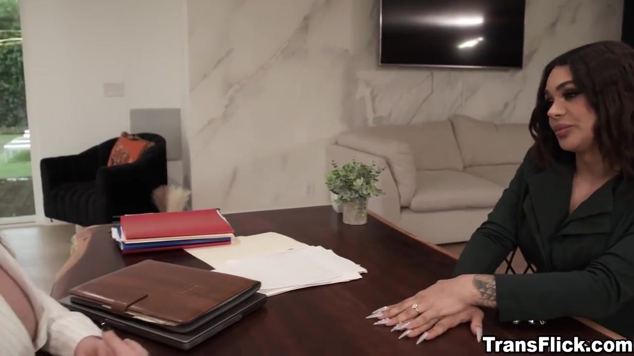 Lauren And Gives In To Temptation - Eva Maxim