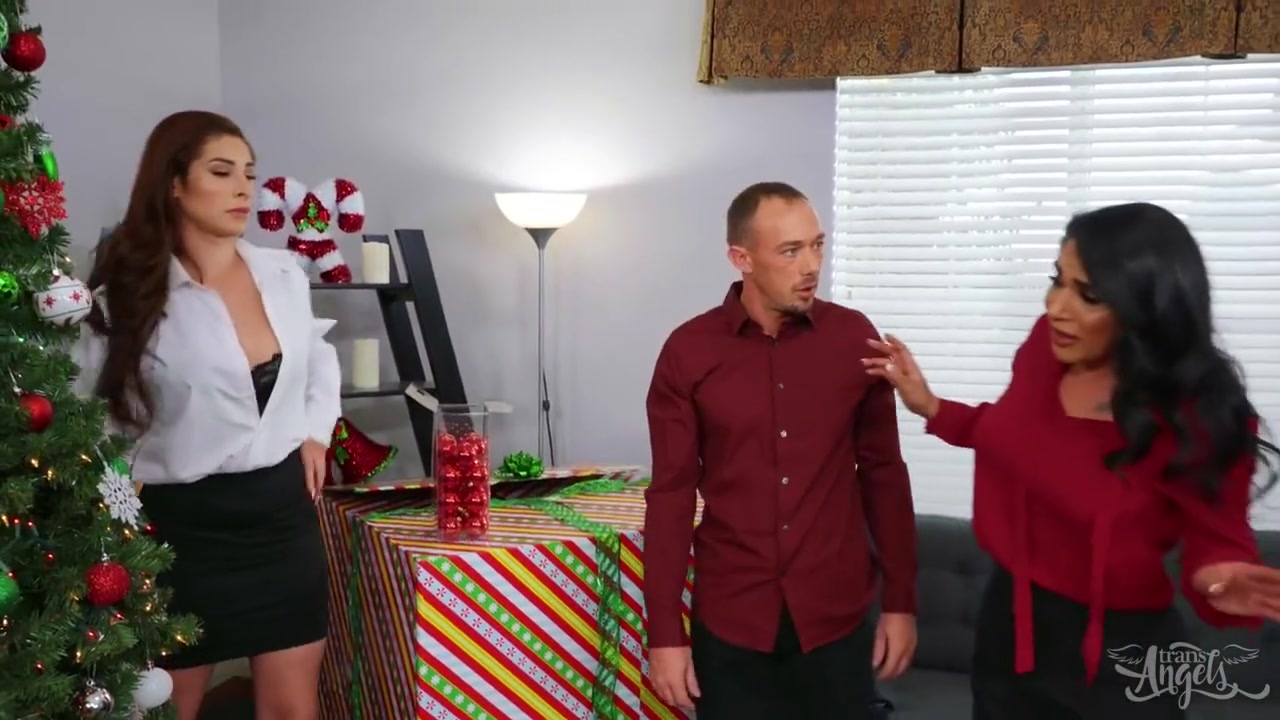 Große Titten - Top Of The Naughty List Tranny 3some Sex