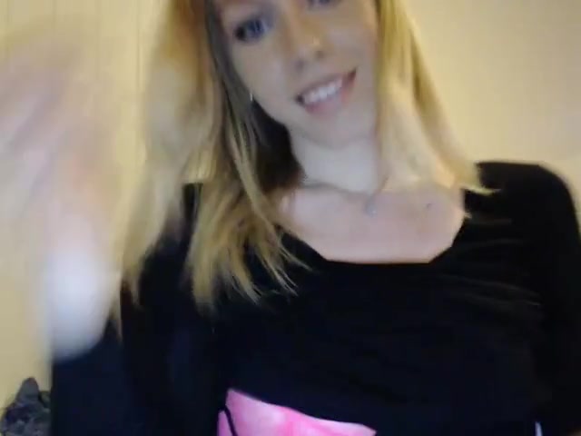 Black shirt ass shaking