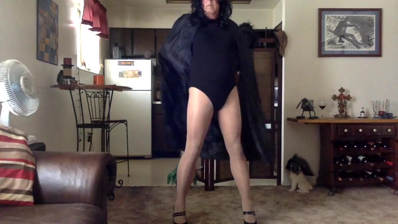 Vamping vixen versifying voluptuous villiany