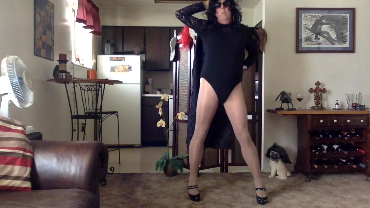 Vamping vixen versifying voluptuous villiany