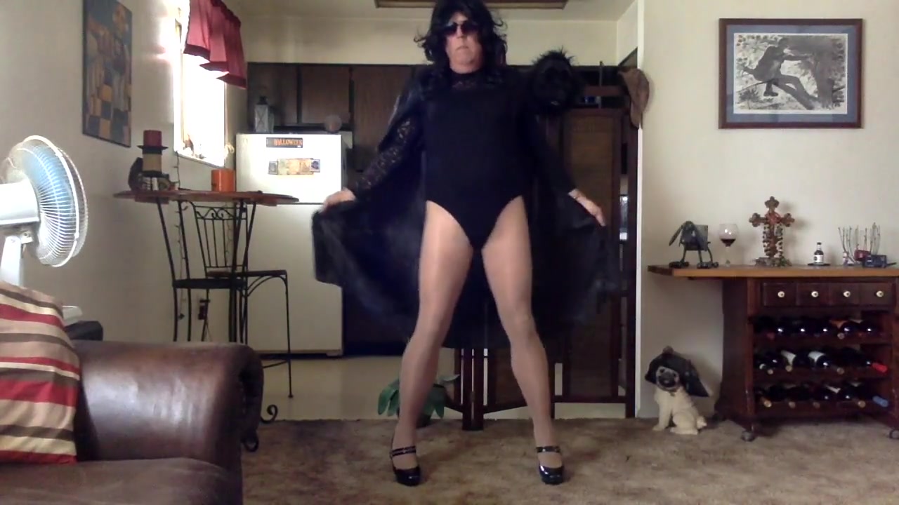 Vamping vixen versifying voluptuous villiany