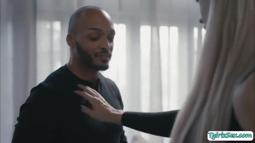 Tranny Aubrey Seduces Her New Neighbour