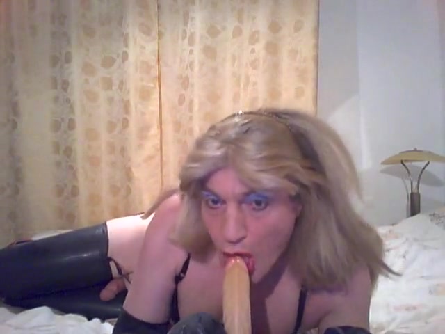 Experienced Crossdresser Shows His Pole