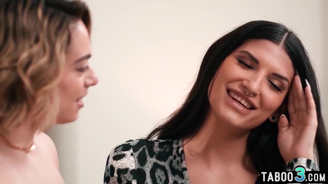 Relaxing In A Juicy Vagina With Sophia Burns And Zariah Aura