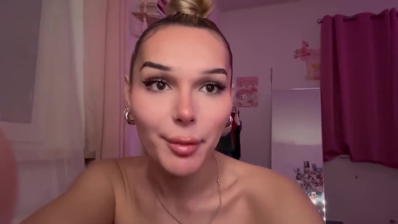 Smoking Hot Shemale Deepthroat Big Cock And Gets Fucked