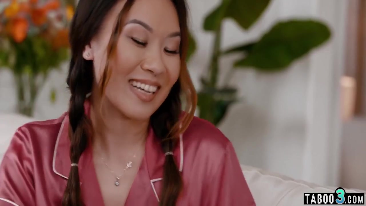 Jade Venus, Kimmy Teen And Kimmy Kimm In Asian Teen 18+ Attracted To A Glamorous Blonde Tranny Jade