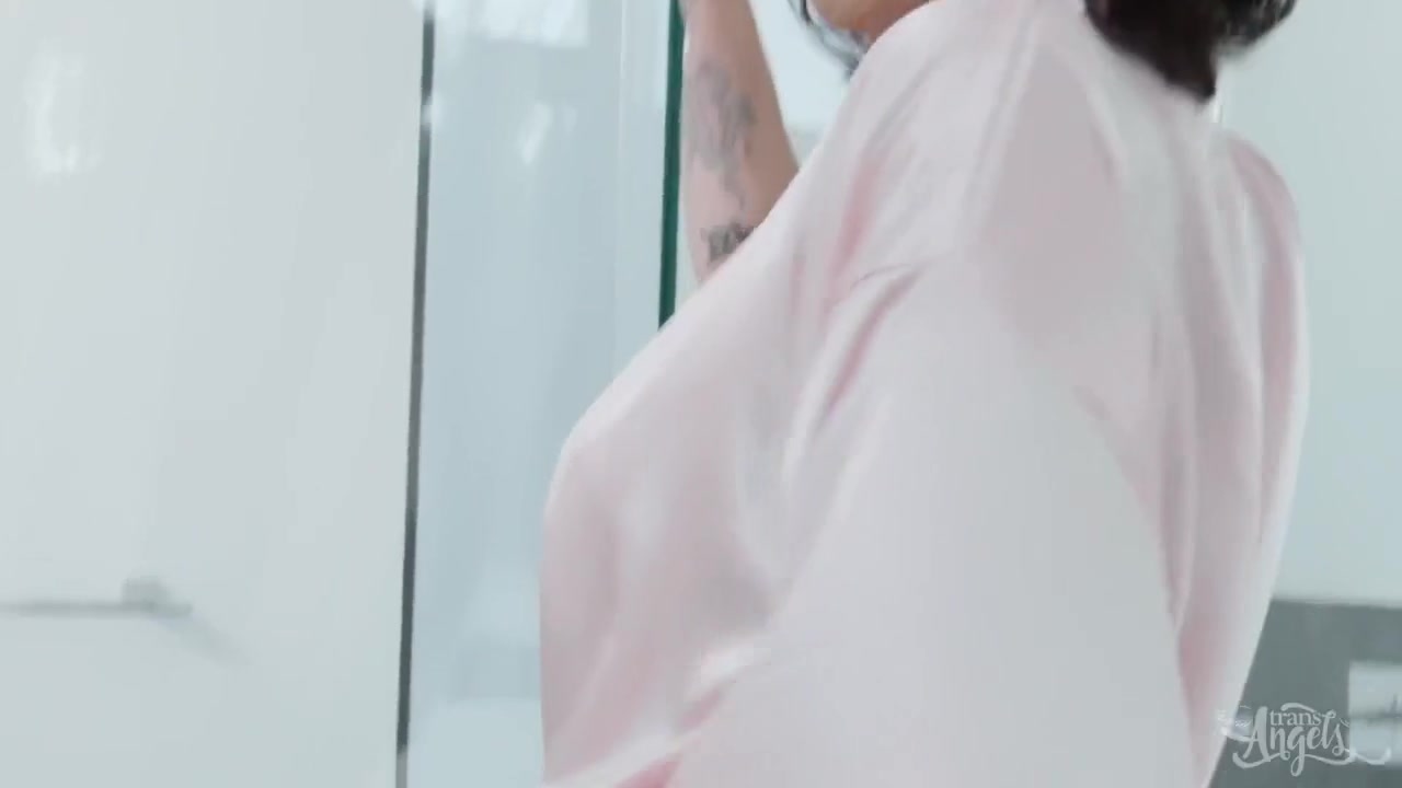 Domino Presleys Soapy Passion In Bathroom Heat
