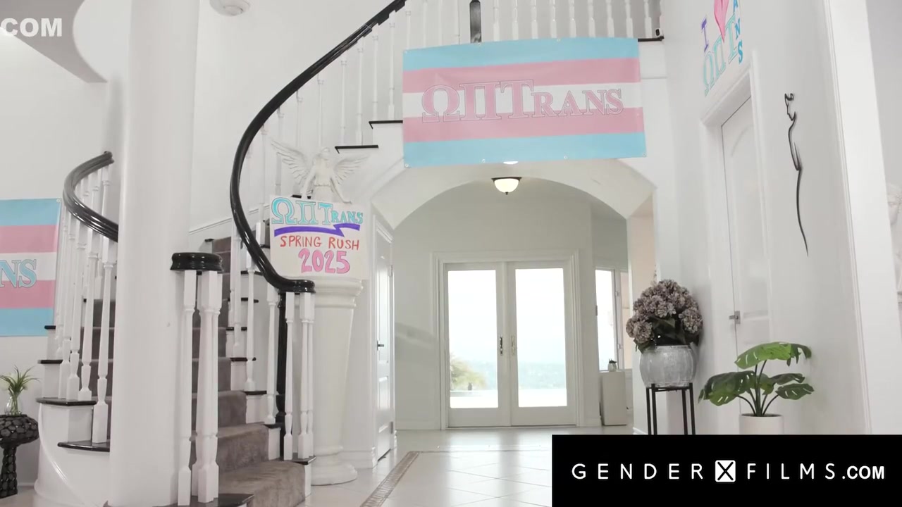 Horny Trans Brunette Gets Pounded By Big Dick Stud - Leilani Li, Livi Doll And Jade Venus