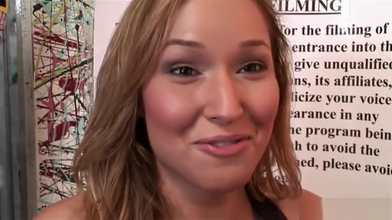 Sexy shemale Khloe Hart screwed in ass