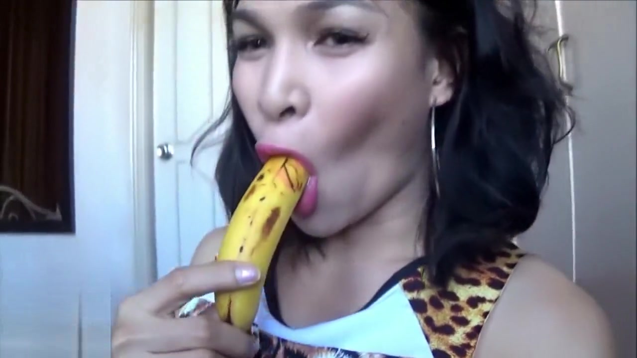 TS Filipina Real Slut Shemale Fucks Banana