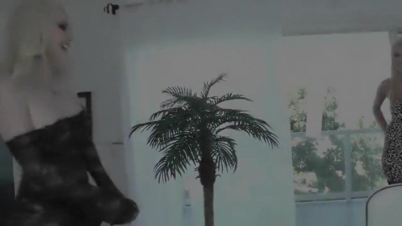 Tgirl gets fetish blowjob