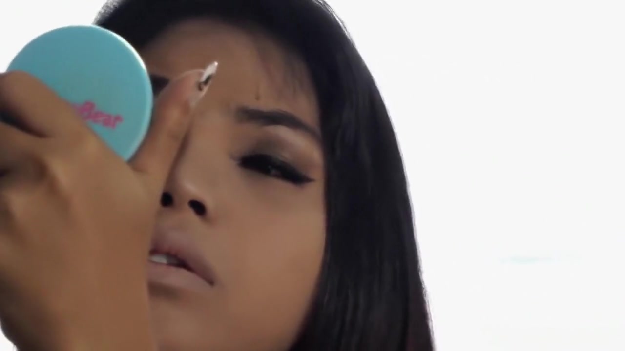 Asian shemale shoots jizz