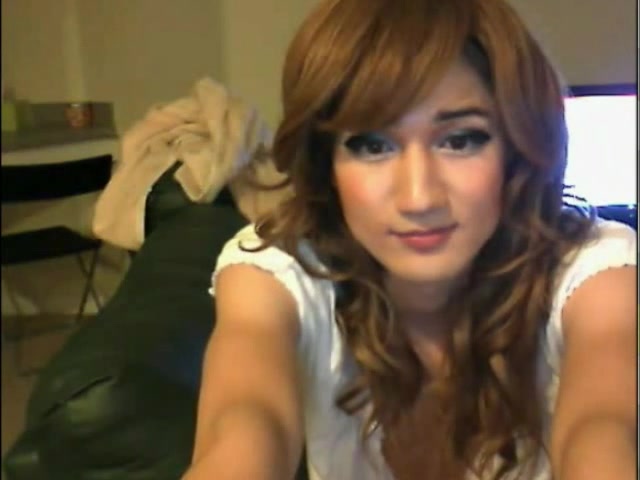 Asian teen 18+ CD shows her flat chest onthe webcam