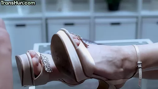 Transgender beauty fucks female bitch in tight pussy