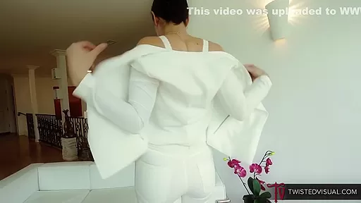 Sovereign Offers Venus Her Plump Pussy With Sovereign Syre And Venus Lux