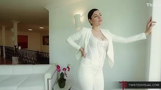 Sovereign Offers Venus Her Plump Pussy With Sovereign Syre And Venus Lux