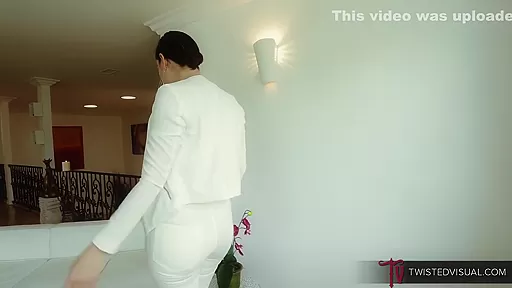 Sovereign Offers Venus Her Plump Pussy With Sovereign Syre And Venus Lux