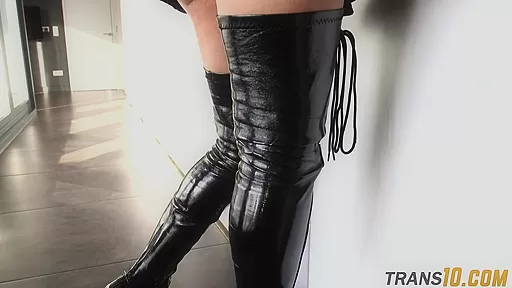 Hugetits tranny spreads her legs and wanks
