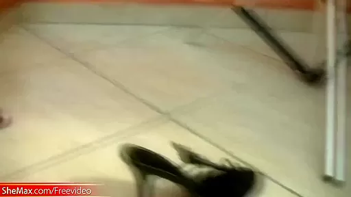 Black hair t-babe with massive ass and boobs jerks in shower