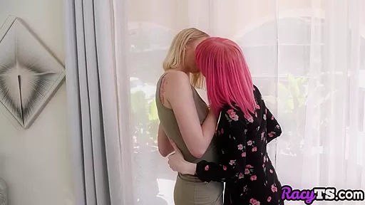 Trans beauty fucks petite female lady in wet pussy hole