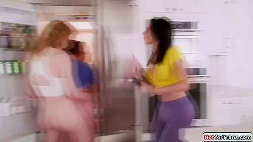 Shemale Ariel Demure sucked while analed by ts Erica Cherry