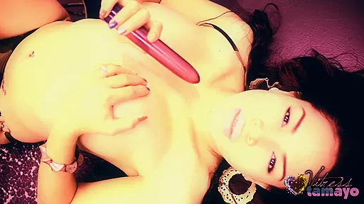 Busty Vitress toys her hot ass