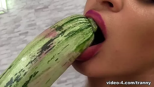 Pamela Lenvisk in Sexy Shemale Anal Vegatable Insert - DreamTranny