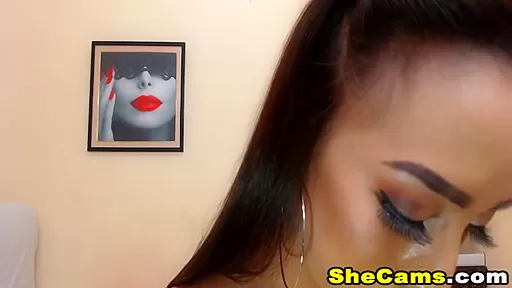 Gorgeous Shemale Spiced Up On Cam