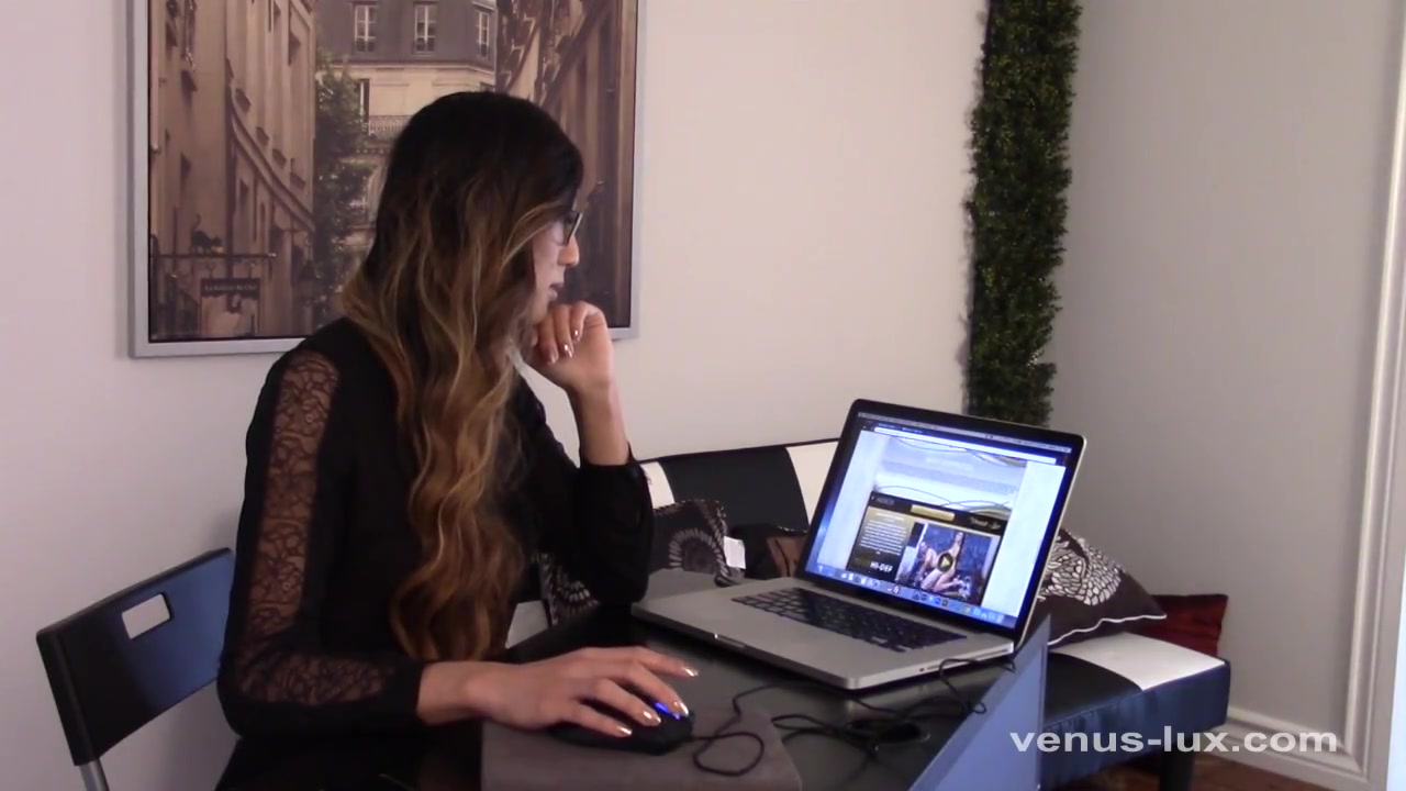 TS Venus Lux Masturbates At The Office