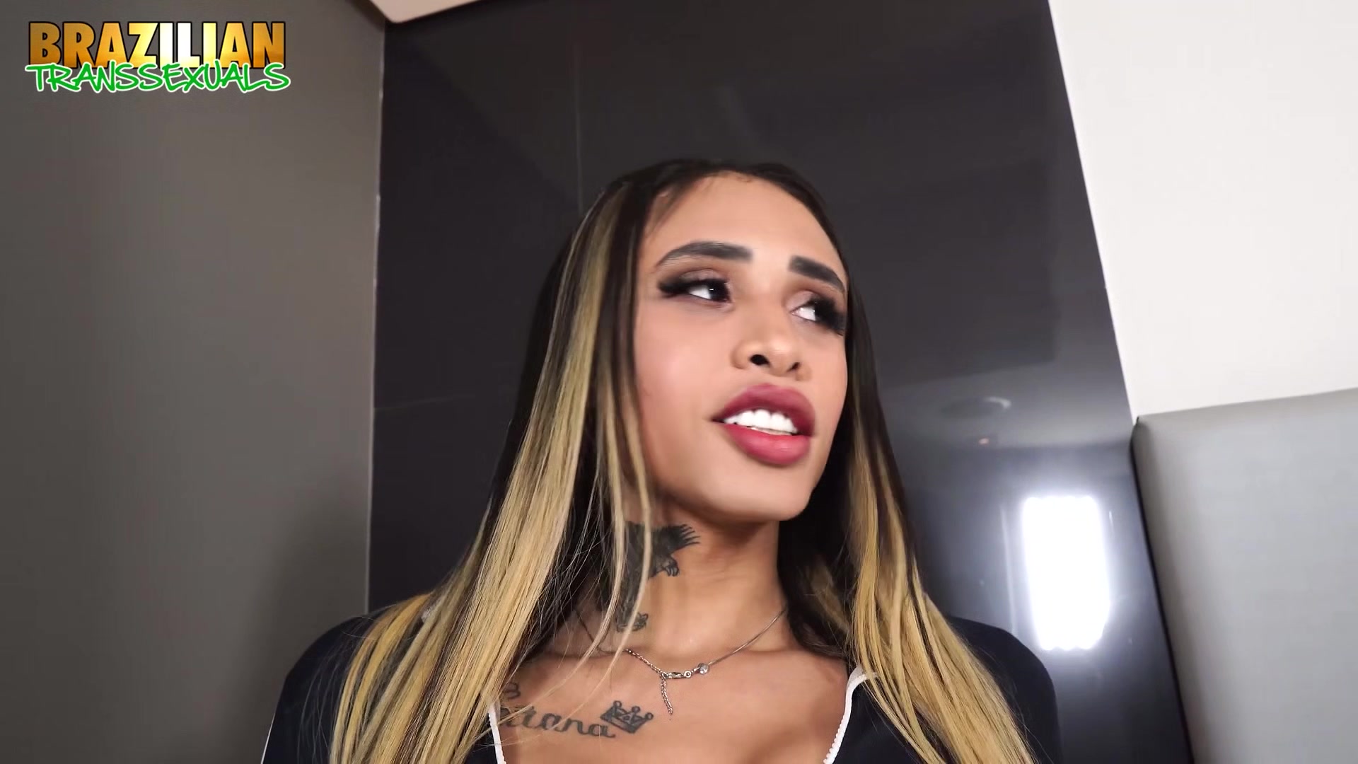 BRAZILIAN TRANSSEXUALS Cutie Mayara Muniz Plays Her Dildo