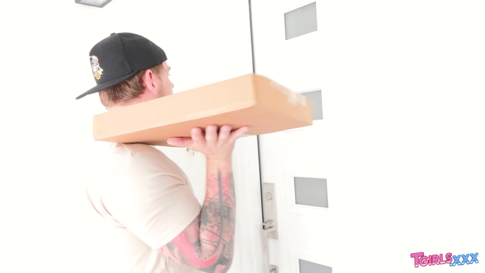TGIRLS XXX Sexy Chloe Jordan Fucked The Pizza Guy