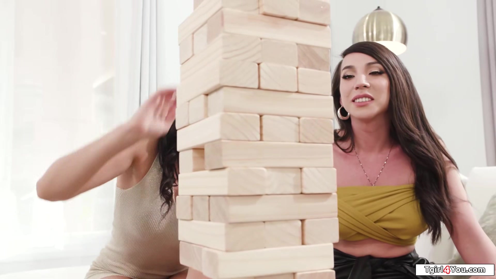 Tgirls Andylynn Payne and Kasey Kei sucked by two hot babes