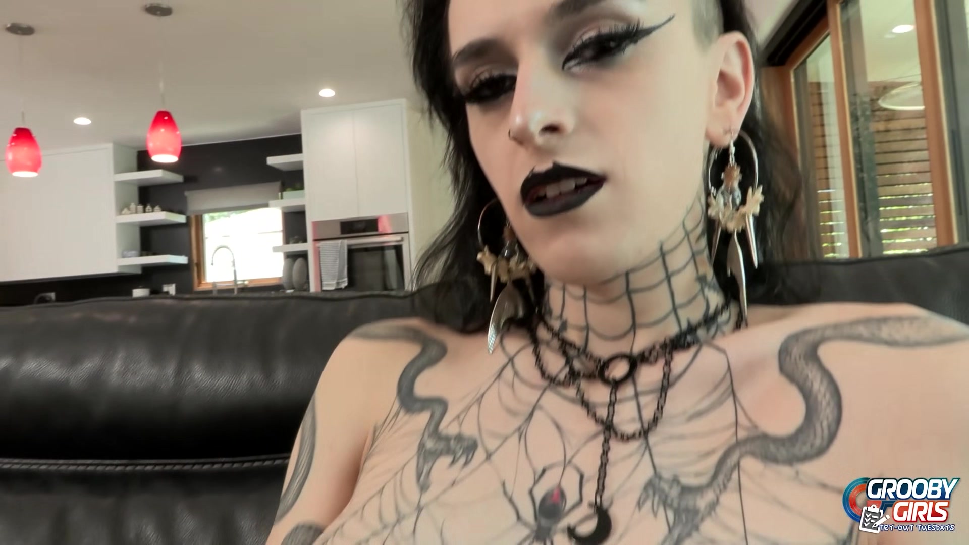 GROOBYGIRLS - Tatted Vixen Viviana Rose Debuts Special